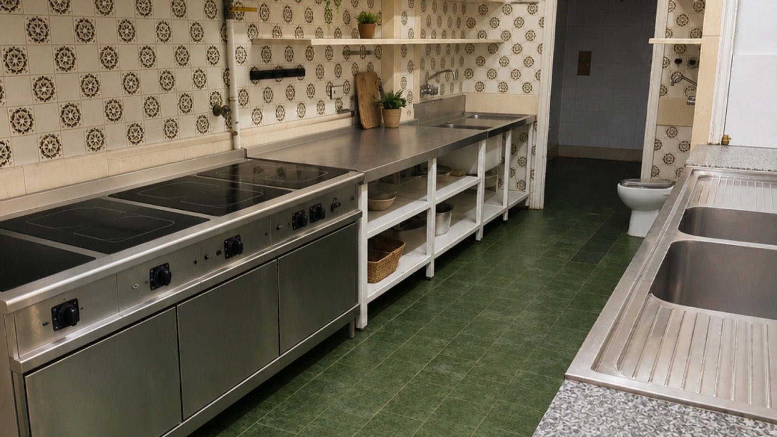 Cocina compartida de la residencia con placas de inducción